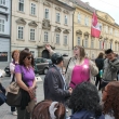 Explicando la historía del Niňo Jesús de Praga en el Barrio Pequeňo, lo que está brillando es mi chapa de guía de Praga - escudo dorado de la capital de Praga que cada guía oficila se la tiene que poner en la ropa. fin del abril de 2014
