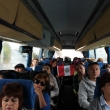 Los peruanos y andinos en autobus con la bandera de Perú que se la regalé partiendo de Praga a Viena, noviembre de 2013